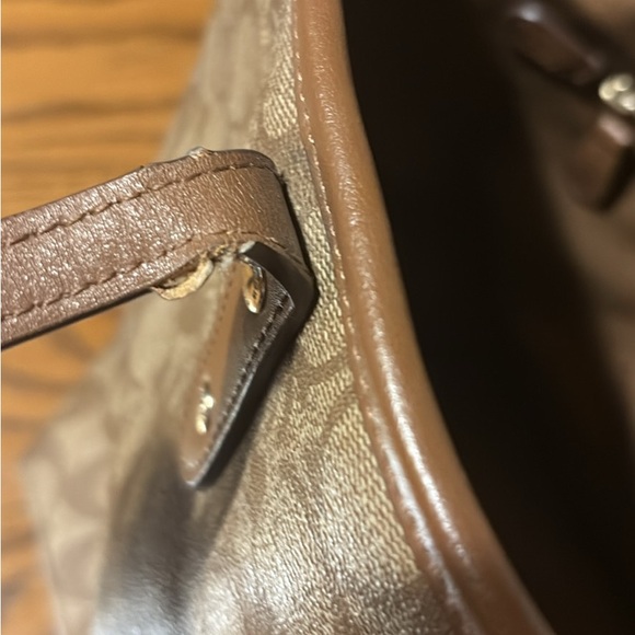 Elegant Tan Women's Shoulder Bag - Picture 1 of 6